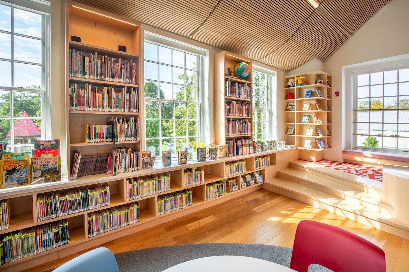 Biblioteca escolar com livros organizados para um projeto de leitura.