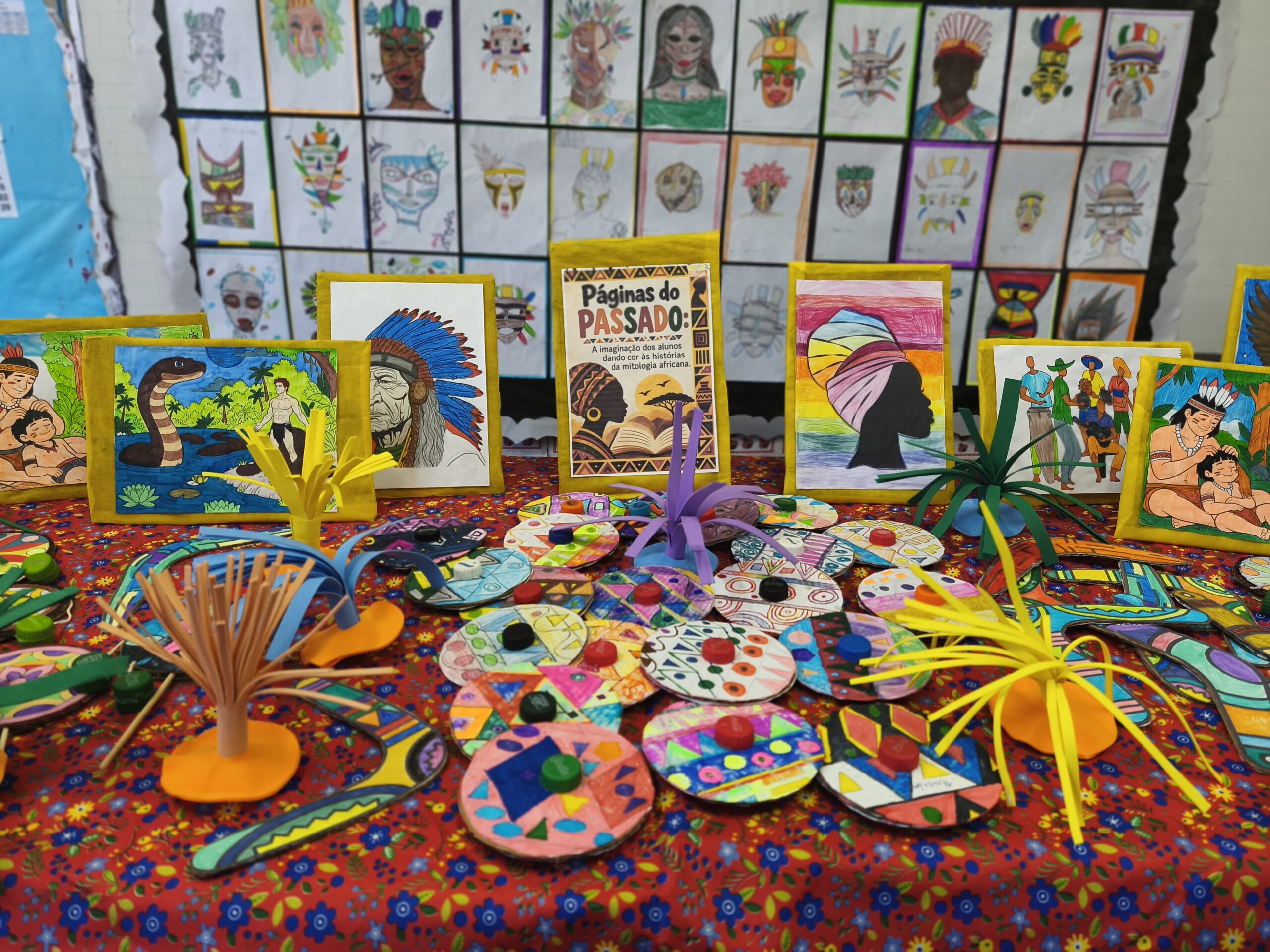 Mesa de exposição da feira cultural.