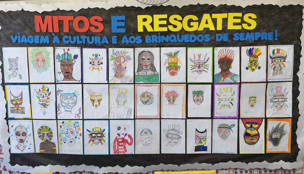 Mural da feira de cultural com o desenho de mascaras africanas.